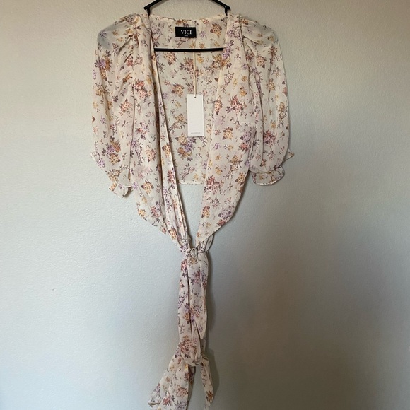 Vici wrap shirt. Brand new. Floral crop. - Picture 3 of 4